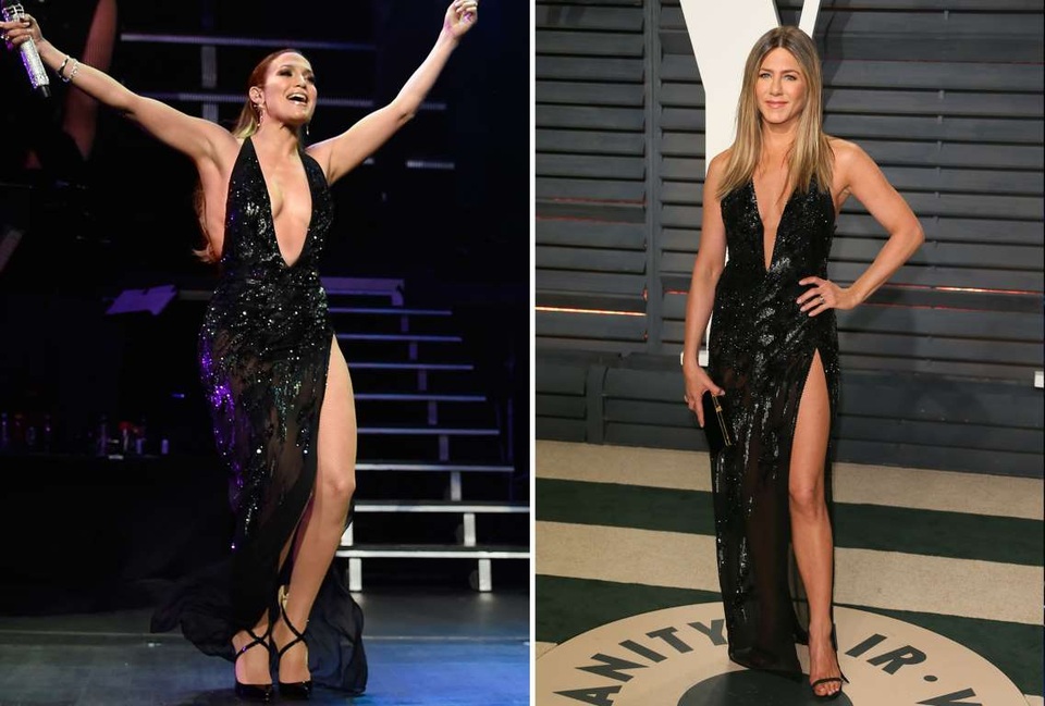 Khi sao Hollywood bị phát hiện mặc chung quần áo - 1
Jennifer Lopez (trái) và Jennifer Aniston cùng chọn chiếc váy xẻ gợi cảm để khoe dáng vóc. Nữ ca sĩ Jennifer Lopez trình diễn trên sân khấu Radio City Music Hall vào tháng 8/2016 ở New York còn Jennifer Aniston diện chiếc váy này trong tiệc hậu lễ trao giải Oscar ngày 27/2 vừa rồi.