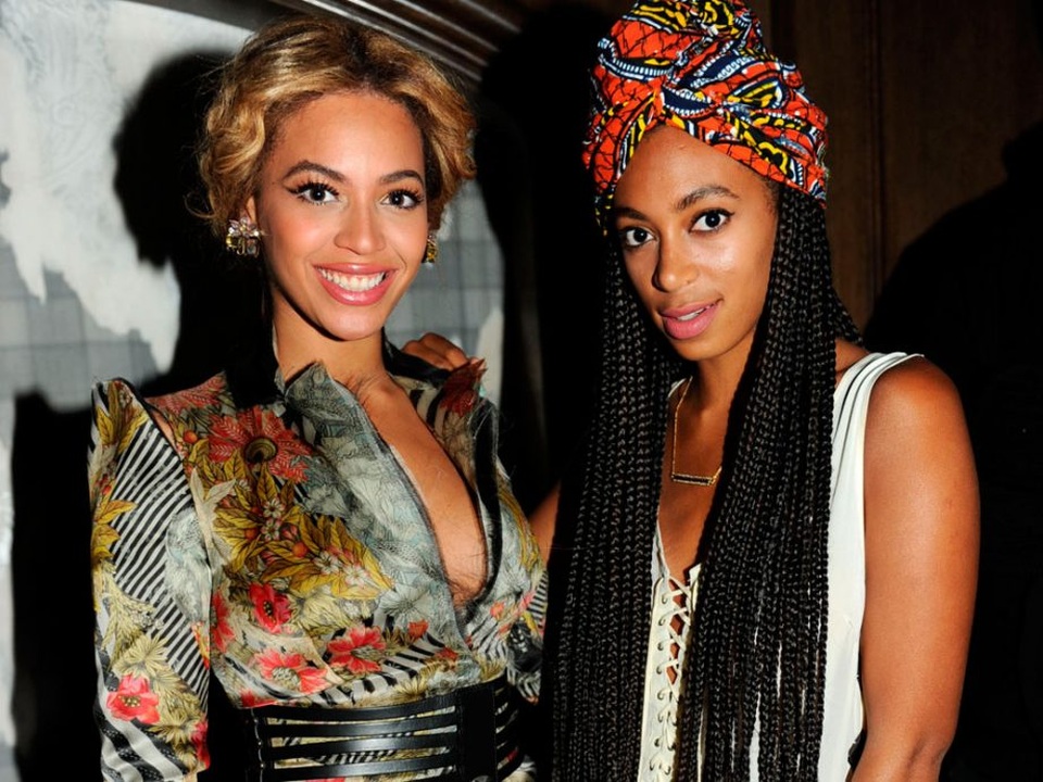 Nỗi khổ của những nghệ sĩ sống trong cái bóng của anh chị em ruột - 2 Nữ ca sĩ Solange Knowles (30 tuổi - phải)