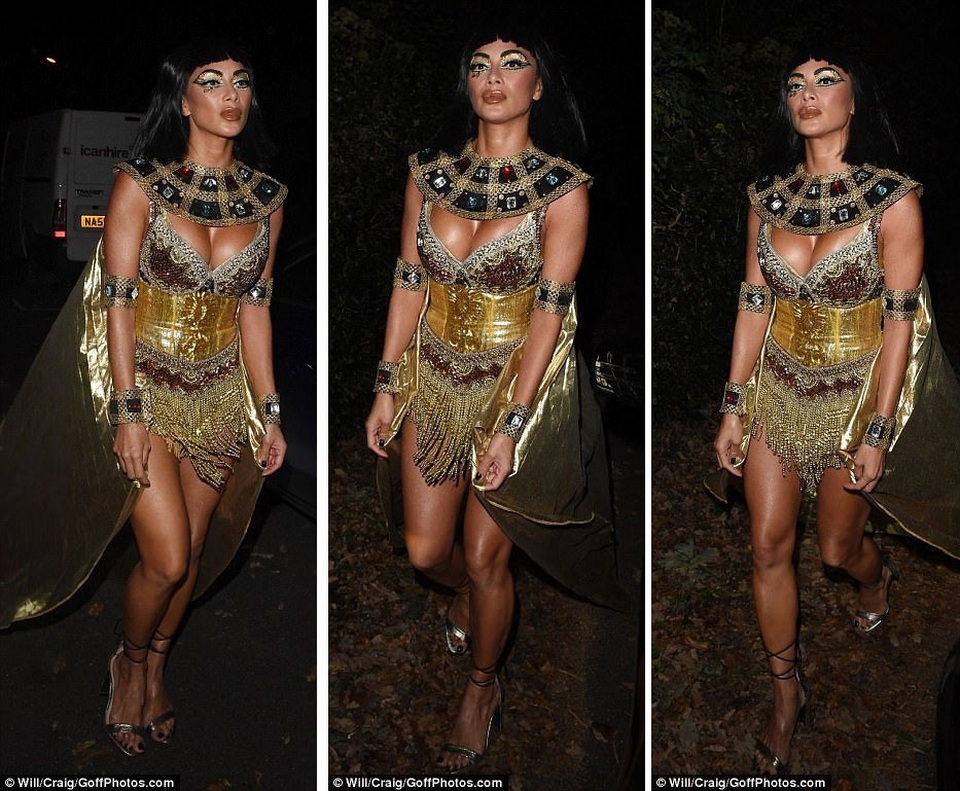 Nghẹt thở với màn khoe ngực của sao trong đêm Halloween - 6
Nicole Scherzinger thu hút mọi ánh nhìn.