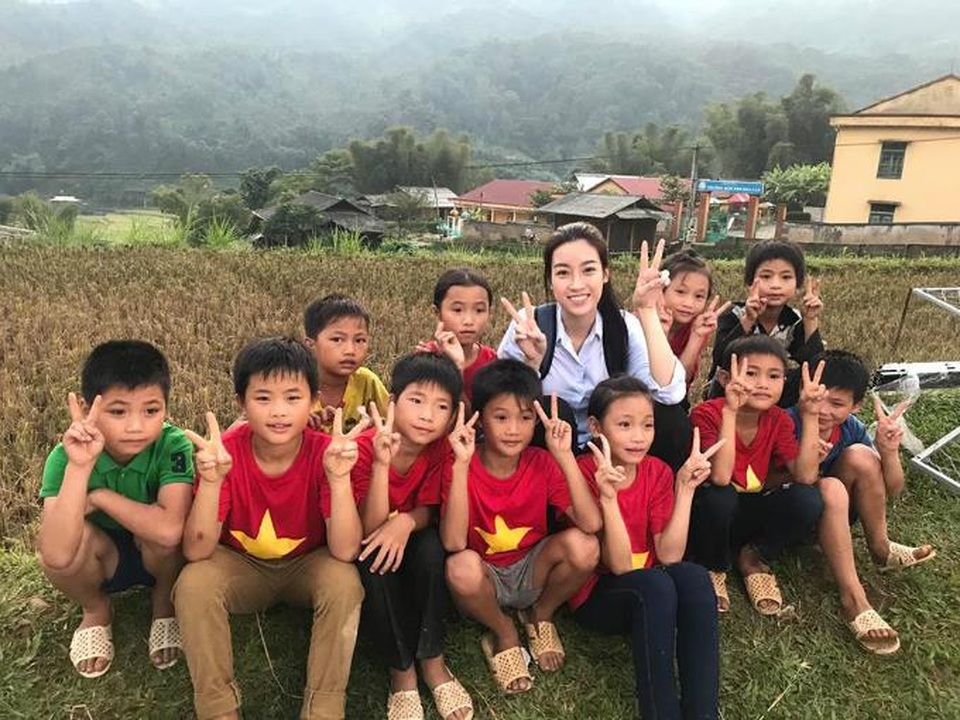 Quách Ngọc Ngoan khoe mặt mộc của người tình đại gia - 8 Hoa hậu Đỗ Mỹ Linh đi từ thiện tại vùng Yên Bái đang hứng chịu nhiều thiệt hại sau khi bão lũ hoành hành.
