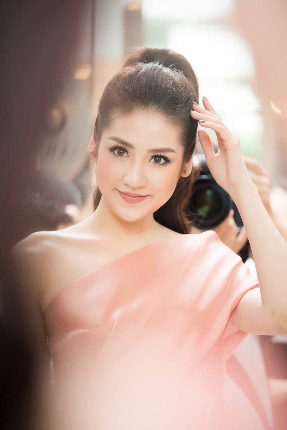 Á hậu Tú Anh, Huyền My thân thiết giữa tin đồn rạn nứt tình bạn - 3 ... thì Tú Anh chọn áo lệch vai điệu đà.