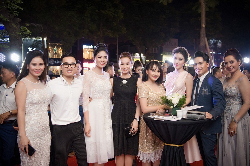 Á hậu Tú Anh, Huyền My thân thiết giữa tin đồn rạn nứt tình bạn - 15 Cựu người mẫu Thuý Hằng, NTK Hà Duy, diễn viên Lã Thanh Huyền cũng đến dự. MC Thái Dũng đảm nhận vai trò MC.