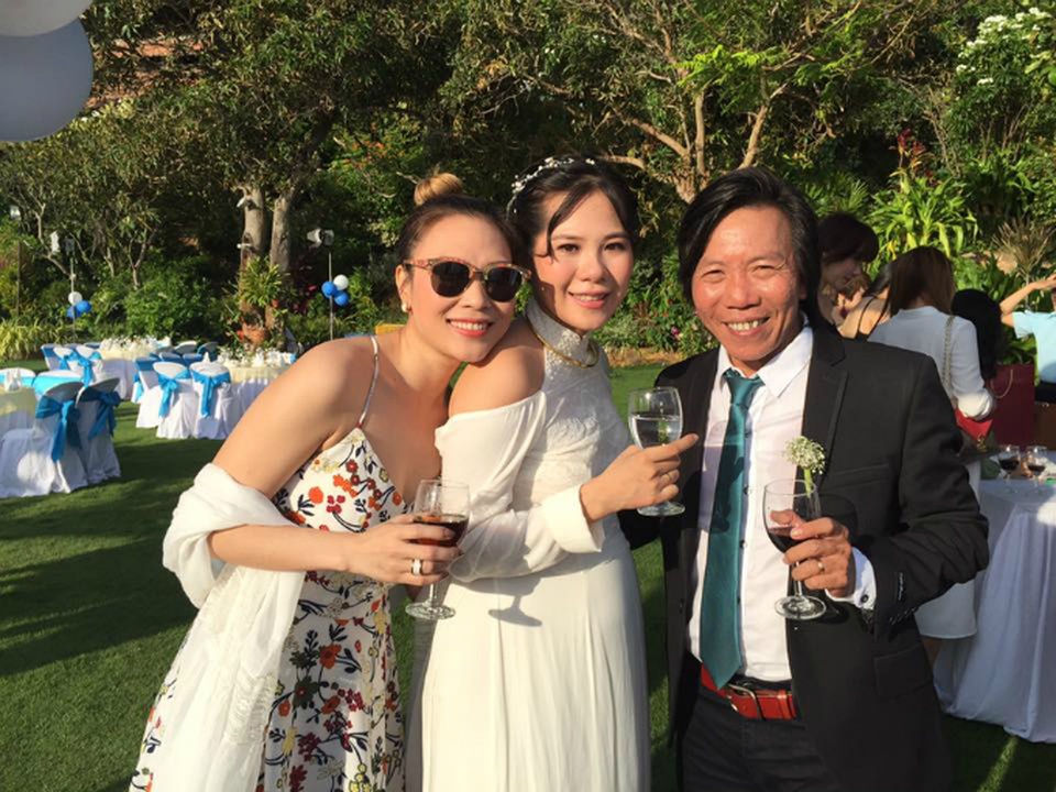 Mỹ Tâm xì-tin dạo phố; Angela Phương Trinh khoe vòng 3 bốc lửa - 2 Nữ ca sĩ cùng với nhiều bạn bè đến chia vui cùng nhà quay phim Nguyễn Tranh trong hôn lễ