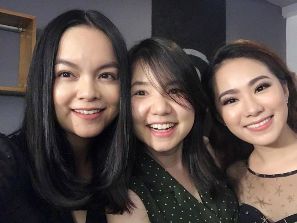Mỹ Tâm xì-tin dạo phố; Angela Phương Trinh khoe vòng 3 bốc lửa - 7 Gần đây nhóm H.A.T đình đám một thời tái hợp trong một sự kiện, người hâm mộ bất ngờ gặp lại nữ ca sĩ Ngô Quỳnh Anh sau một thời gian dài ở ẩn. Phạm Quỳnh Anh chia sẻ: Nếu không nhờ 15 năm, liệu chúng ta có còn đủ duyên để gặp lại?.