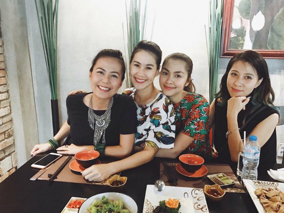 Mỹ Tâm xì-tin dạo phố; Angela Phương Trinh khoe vòng 3 bốc lửa - 12 Hà Tăng chia sẻ ảnh vui vẻ tụ tập ăn uống với hội bạn thân gồm MC Bùi Việt Hà, Thân Thúy Hà và bà xã Anh Khoa.
