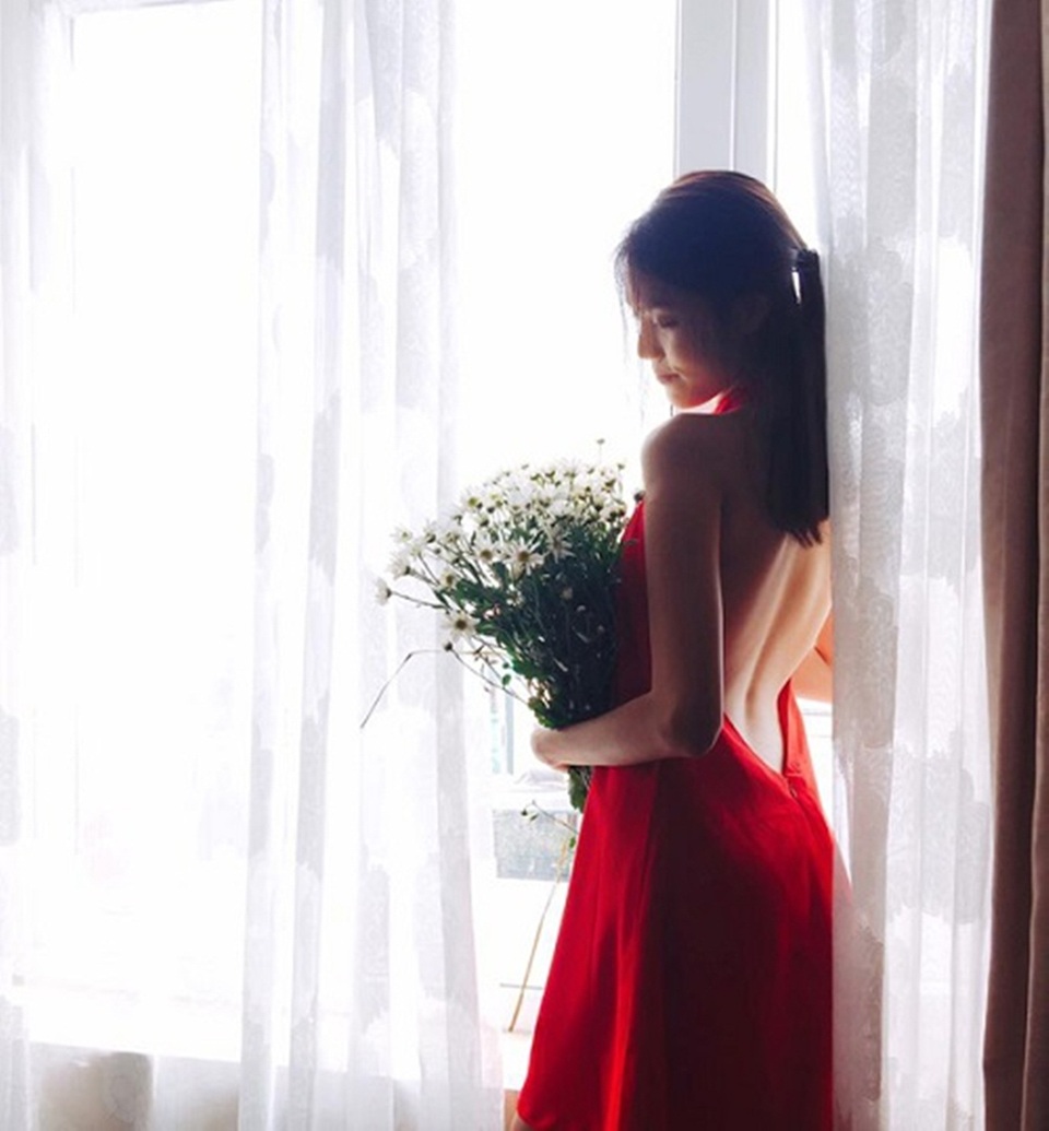 Lan Khuê dịu dàng với hoa cúc họa mi Hà Nội.