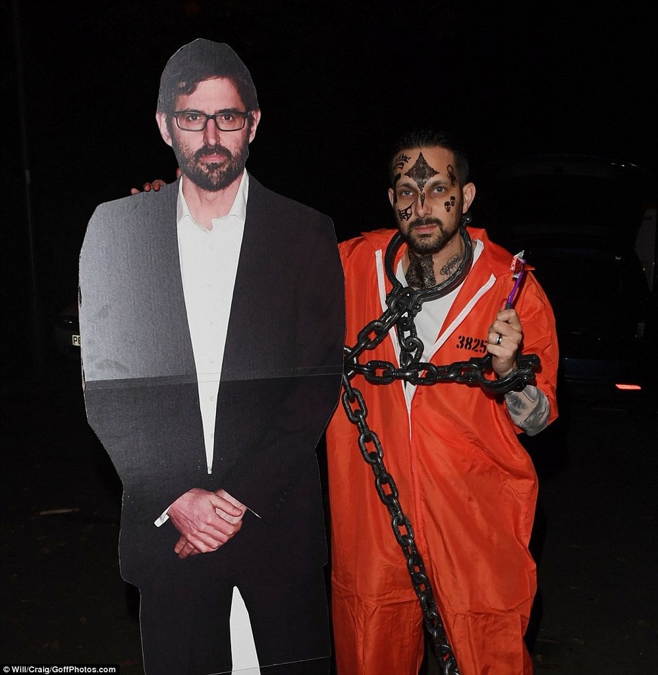 Nghẹt thở với màn khoe ngực của sao trong đêm Halloween - 39
Dynamo trở thành Louis Theroux, cha đẻ của loạt phim tài liệu về nghiên cứu tội phạm.