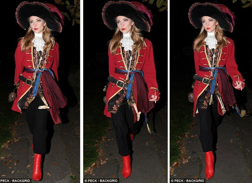 Nghẹt thở với màn khoe ngực của sao trong đêm Halloween - 22
Natalie Dormer biến mình thành nhân vật Margaery Tyrell trong seri Games of Thrones.