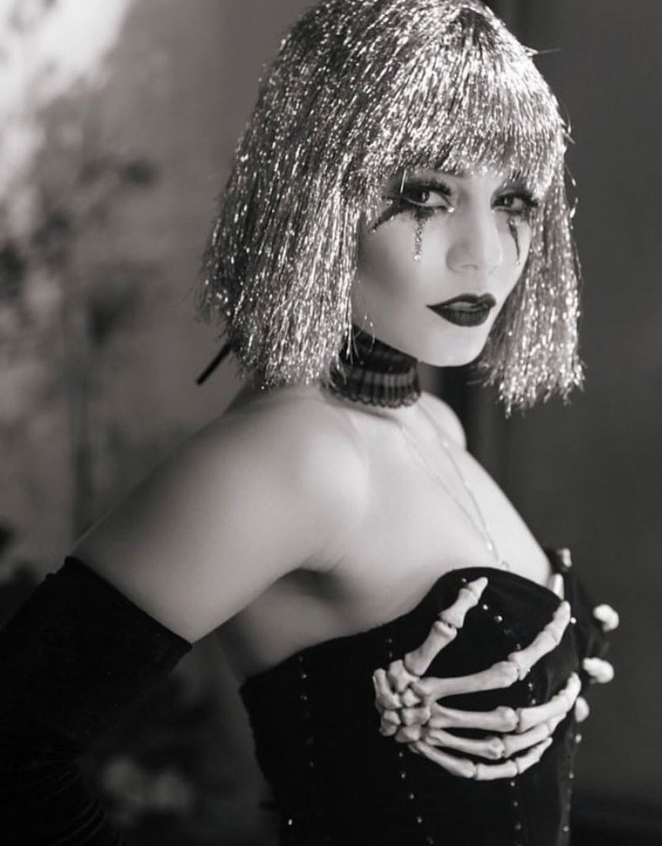 Nghẹt thở với màn khoe ngực của sao trong đêm Halloween - 8
Vanessa Hudgens đứng ra tổ chức bữa tiệc Halloween tại gia cùng bạn bè.