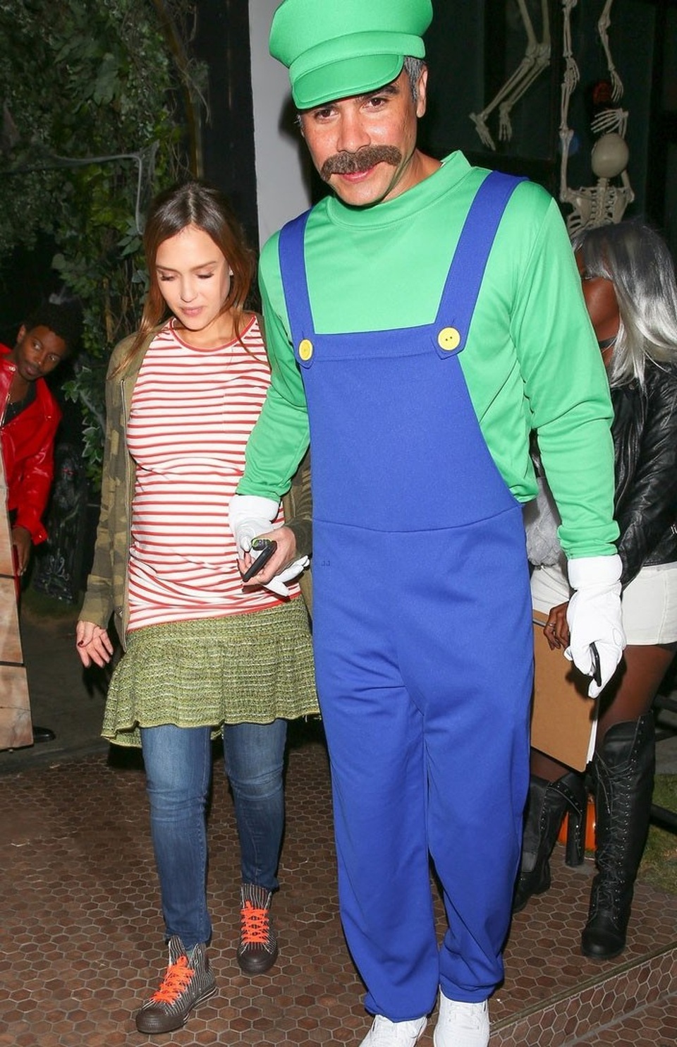 Nghẹt thở với màn khoe ngực của sao trong đêm Halloween - 21
Bà bầu Jessica Alba giấu bụng bầu với bộ trang phục giản dị này.