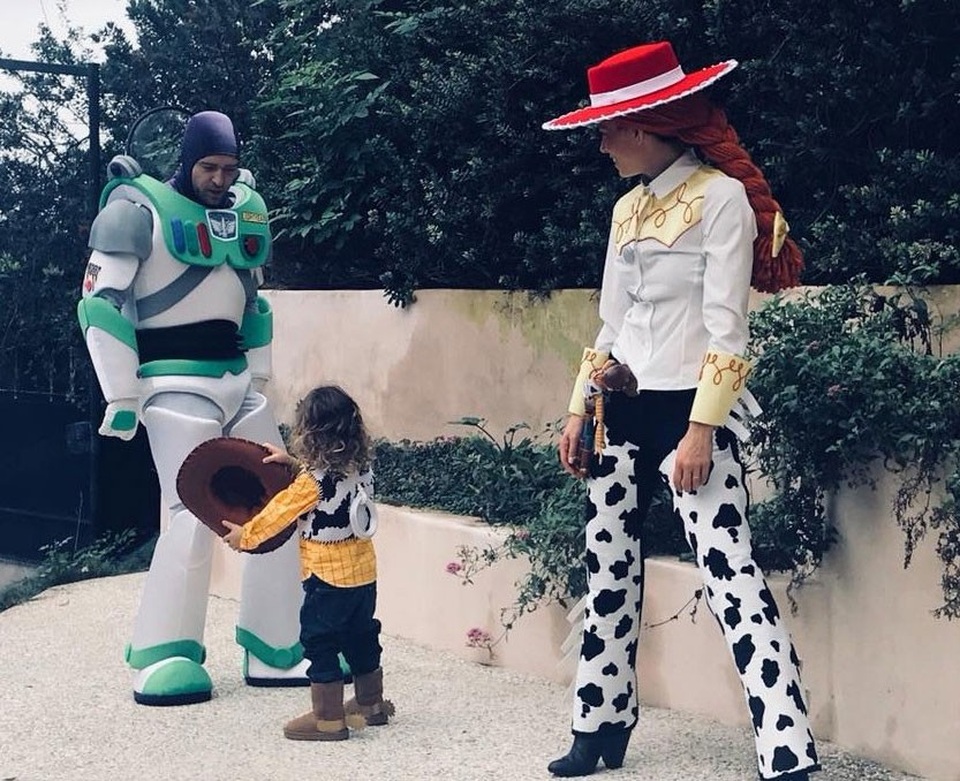 Nghẹt thở với màn khoe ngực của sao trong đêm Halloween - 16
Vợ chồng Justin Timberlake và Jessica Biel cùng cậu con trai nhỏ hóa thân thành nhân vật trong bộ phim Câu chuyện đồ chơi.
