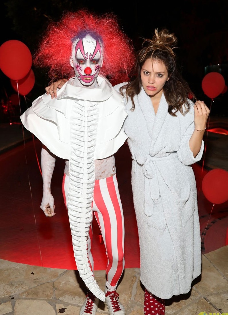Nghẹt thở với màn khoe ngực của sao trong đêm Halloween - 24
Nữ diễn viên kiêm ca sĩ Katharine McPhee (phải)