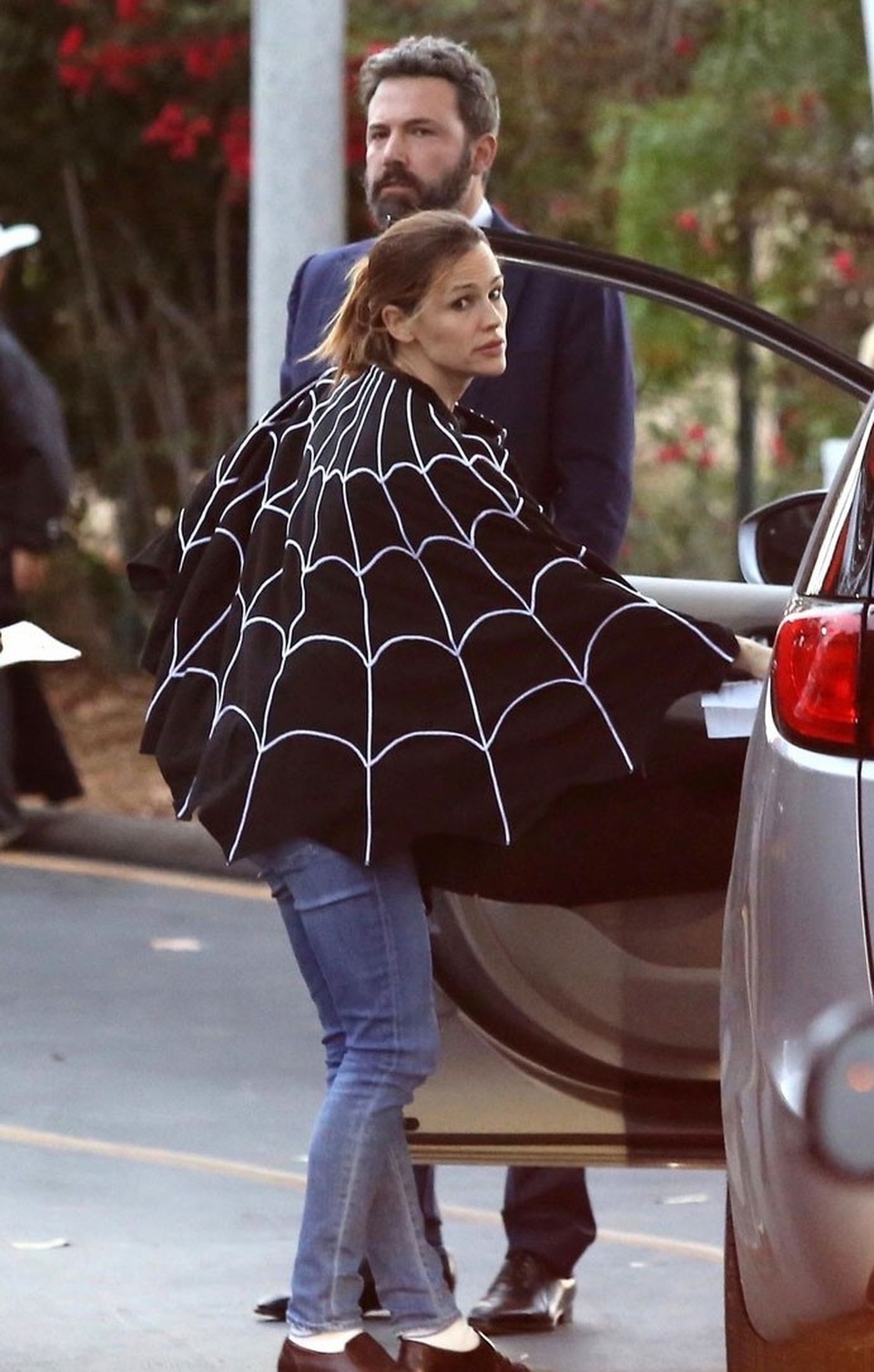 Nghẹt thở với màn khoe ngực của sao trong đêm Halloween - 27
Cặp đôi đã ly dị Ben Afleck và Jennifer Garner tạm tái hợp vì muốn các con có một buổi tối Halloween vui vẻ.