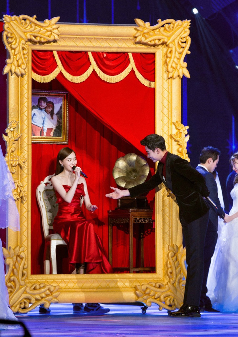 
La Tấn và Đường Yên đã hò hẹn được 2 năm trước khi công bố với công chúng mối quan hệ của họ vì không muốn giới truyền thông làm hỏng chuyện tình của họ.
