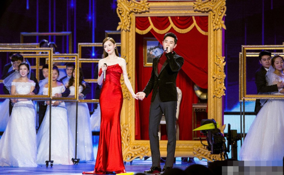 
Đường Yên và La Tấn đẹp đôi bên nhau trong một chương trình ca nhạc đặc biệt mừng Tết nguyên đán của đài truyền hình Trung Quốc, ngày 29/1.
