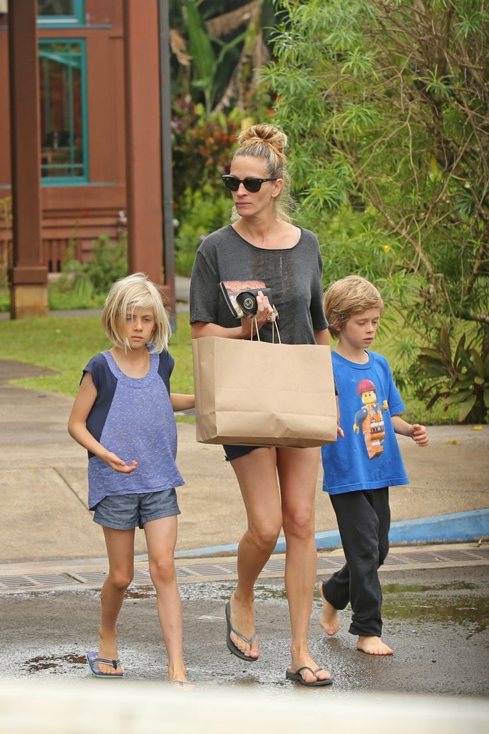 Những người đẹp Hollywood đẻ sinh đôi - 4
Sao phim Người đàn bà đẹp Julia Roberts phải nằm viện suốt tháng cuối thai kỳ trước khi hạ sinh cặp sinh đôi Hazel Patricia và Phinnaeus Finn Walter Moder vào năm 2004. Cô và chồng đón thêm 1 con trai Henry Daniel Moder 3 năm sau đó. Julia nổi tiếng sống kín đáo và yên ả