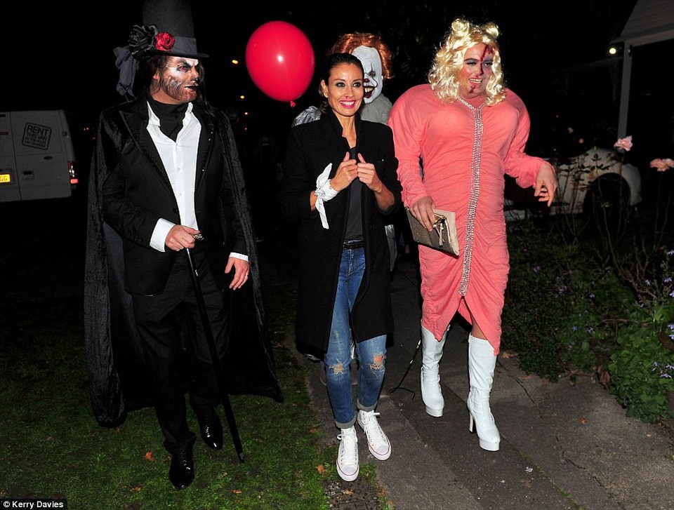 Nghẹt thở với màn khoe ngực của sao trong đêm Halloween - 33 Nghẹt thở với màn khoe ngực của sao trong đêm Halloween - 33