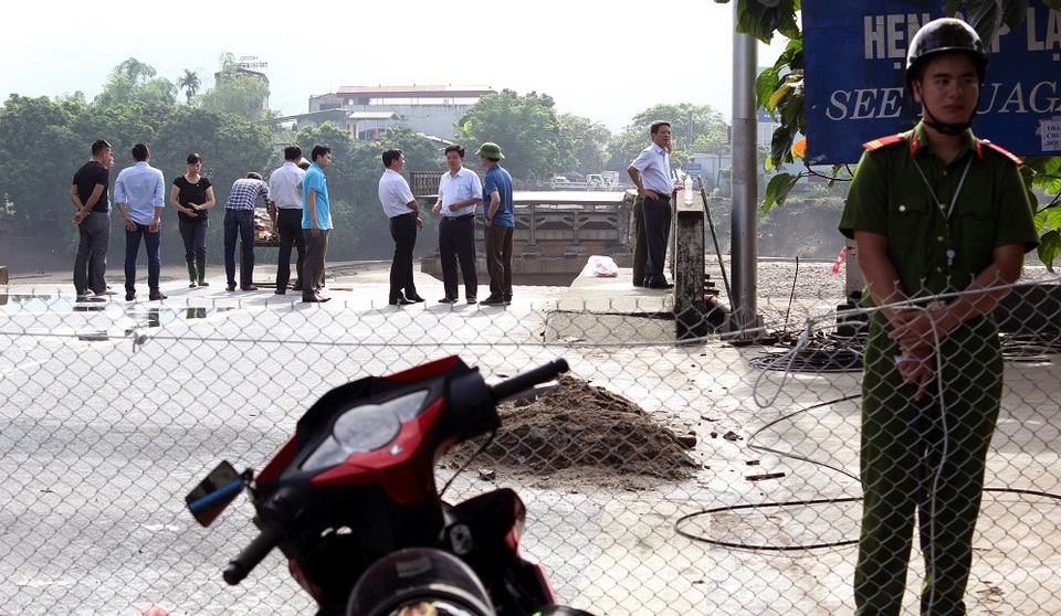 Nhân chứng vụ sập cầu kể thời khắc bất lực nhìn người trôi trong lũ - 5 Lực lượng chức năng phong tỏa hiện trường vụ sập cầu.