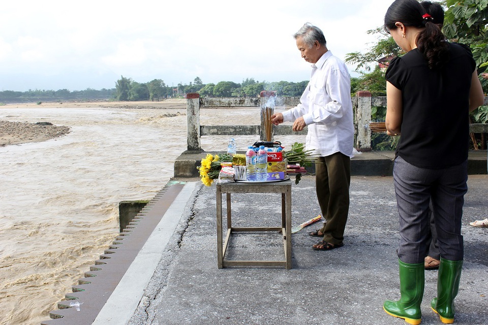 Nhân chứng vụ sập cầu kể thời khắc bất lực nhìn người trôi trong lũ - 6 Người nhà các nạn nhân mất tích thắp hương cầu mong điều kỳ diệu sẽ xảy ra.