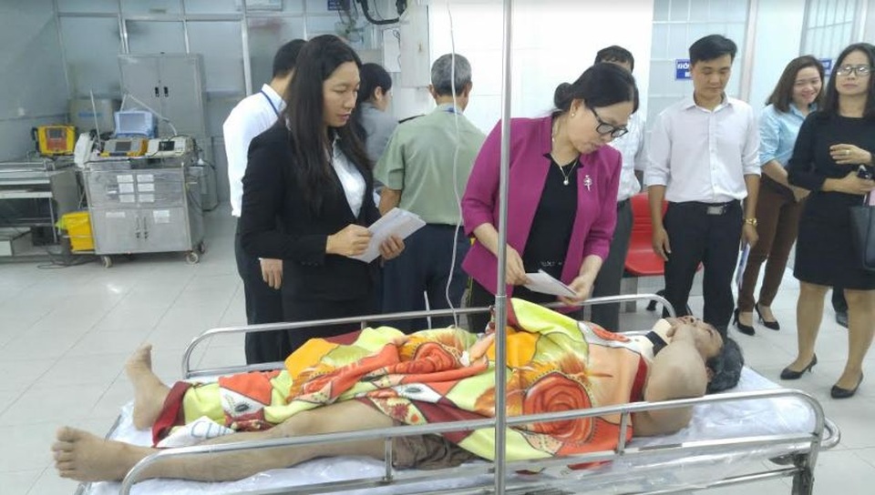 Sập giàn giáo, 7 người bị thương - 2 Lãnh đạo tỉnh tới thăm và động viên 7 công nhân bị nạn
