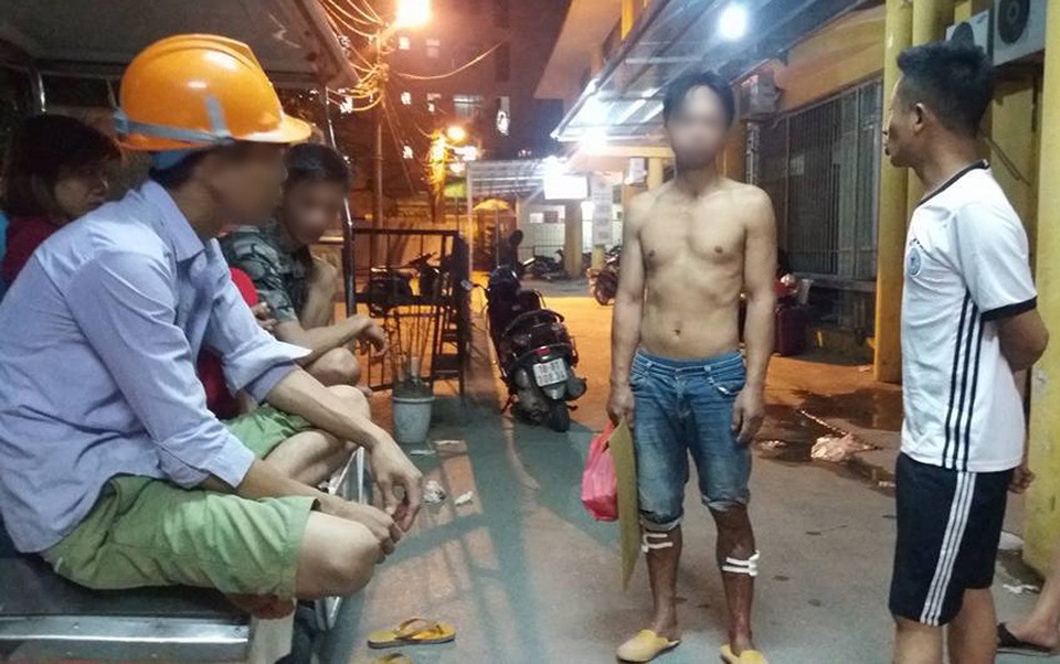 Hà Nội: Sập giàn giáo công trình chung cư, 3 người bị thương - 1 Các công nhân bị thương vừa được đưa vào Bệnh viện 103 điều trị.