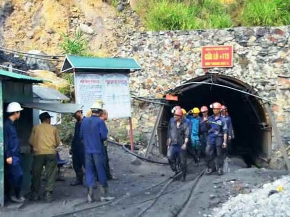 Bục túi nước hầm lò, một công nhân đang mắc kẹt - 1 Lực lượng cứu hộ đang nỗ lực cứu công nhân bị mắc kẹt trong hầm lò (ảnh minh họa)