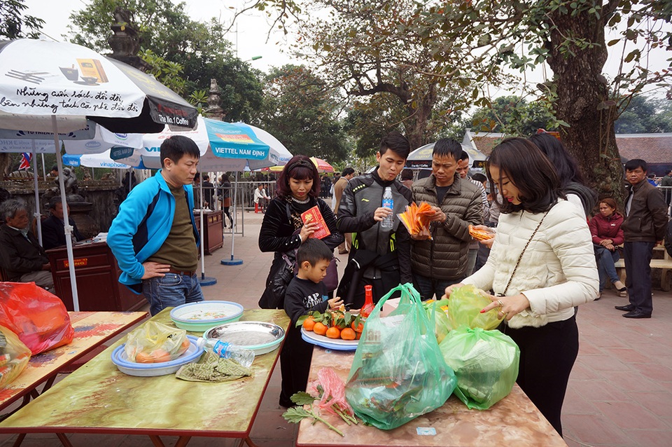 Người người sắm lễ, xoa tay lên tượng, bỏ tiền vào kiệu rước ấn cầu may - 1 Du khách sắp lễ dâng hương các vị vua Trần và tướng đều bê