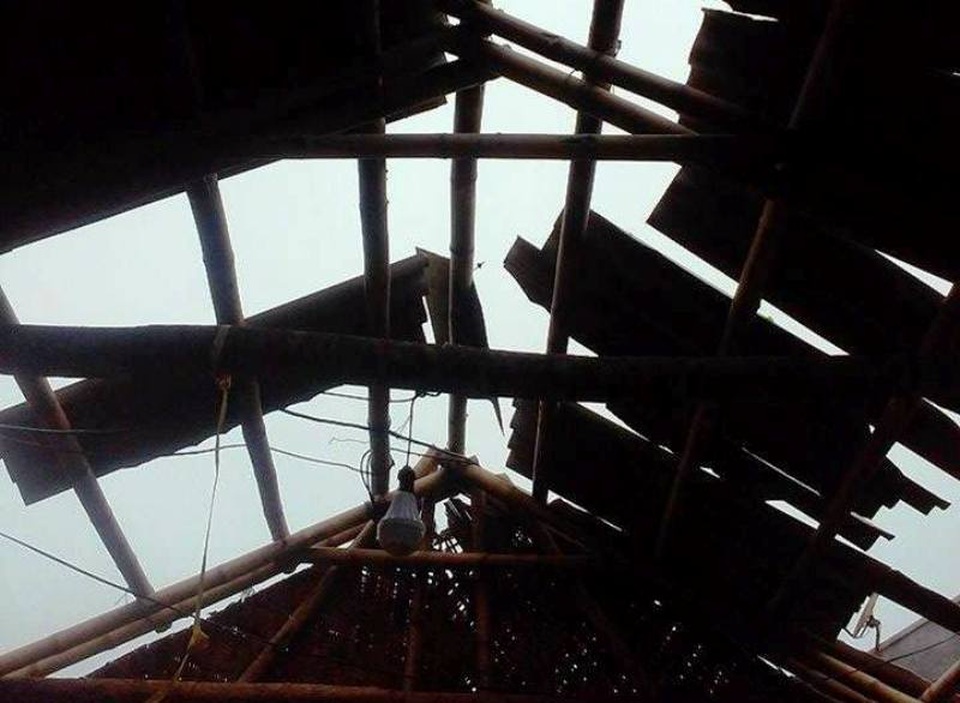 Hình ảnh tan hoang sau cơn mưa đá, giông lốc bất ngờ - 2
Hàng trăm ngôi nhà của người dân bị tốc mái