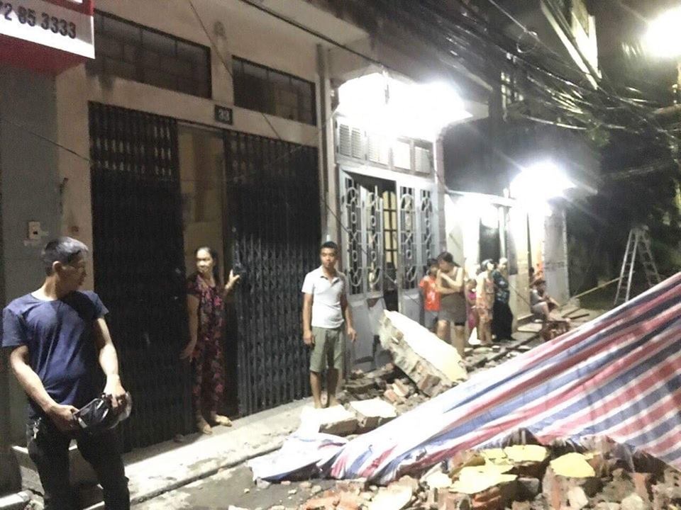 Hà Nội: Tường trường tiểu học đổ sập trước cửa nhà dân - 1 Hà Nội: Tường trường tiểu học đổ sập trước cửa nhà dân - 1