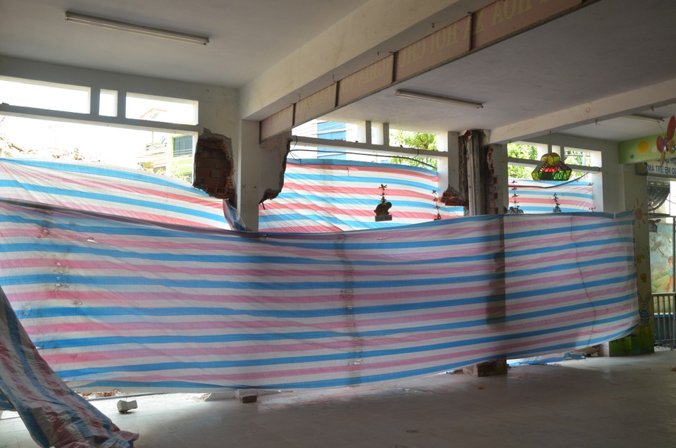 Tường trường mầm non đổ sập khi công nhân phá dỡ công trình bên cạnh - 1 Dãy bờ tường của trường mầm non bị sập