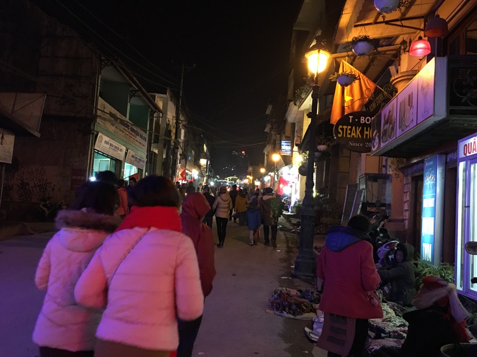 
Du khách từ khắp nơi đổ về khu vực trung tâm
