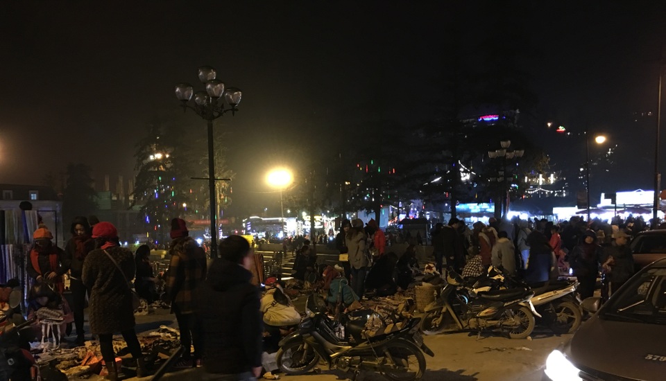 
Xung quanh quảng trường xuất hiện chợ tự phát với đủ loại hàng hóa địa phương
