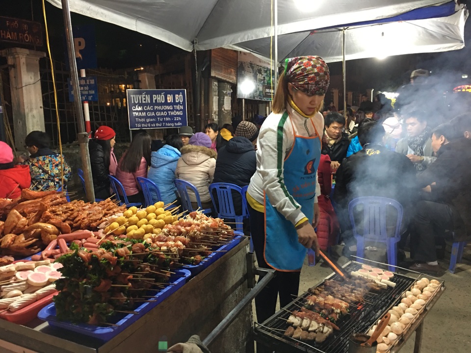 
Khu vực chợ ẩm thực đặc biệt thu hút khách du lịch với các món nướng đặc sắc
