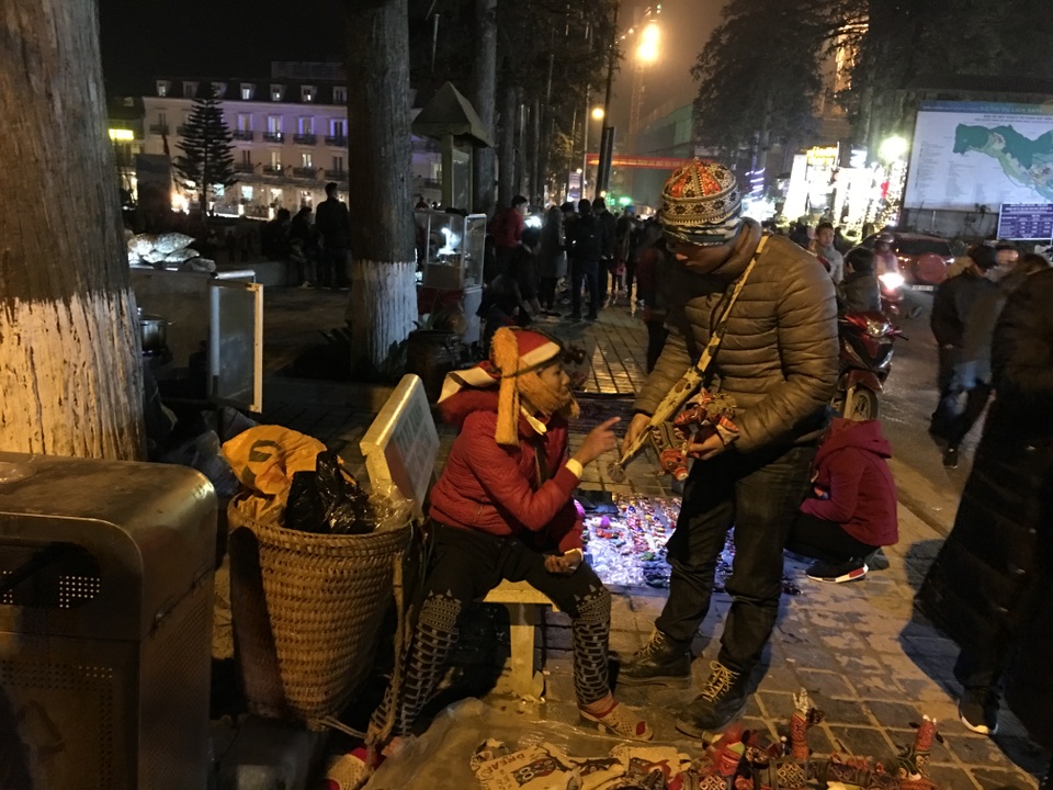 
Một gian hàng bán các đồ mỹ nghệ địa phương
