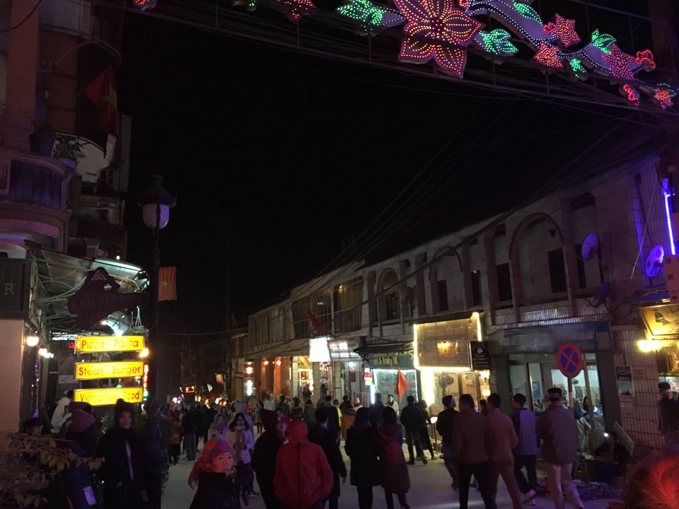 
Rét dưới 10 độ nhưng mọi nẻo đường đều đông nghịt người
