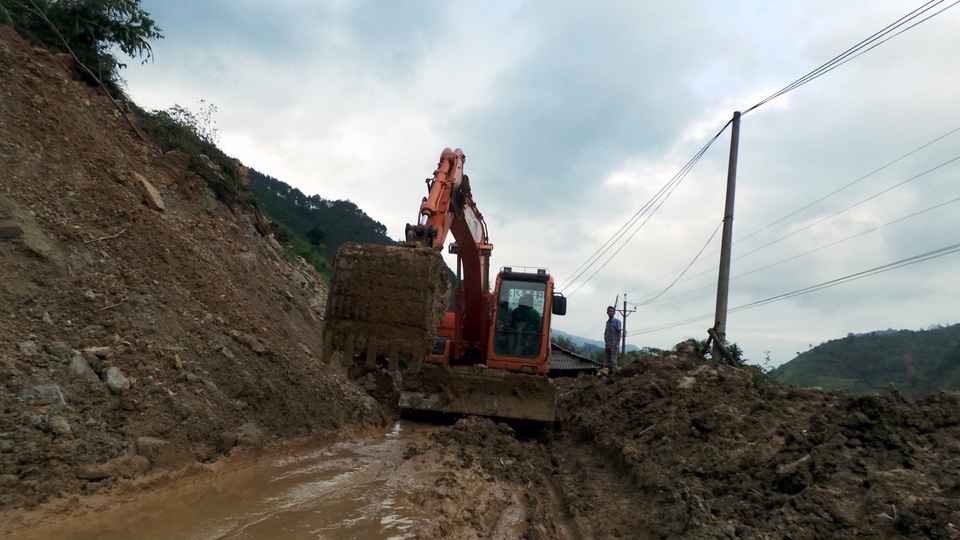 Kinh hãi cảnh hàng chục ô tô bị lũ cuốn, đất vùi ngổn ngang - 7 Có những đoạn, khi xe vừa đi qua, đất đá tiếp tục sạt lở, bịt kín đường. Máy xúc luôn túc trực để làm nhiệm vụ.