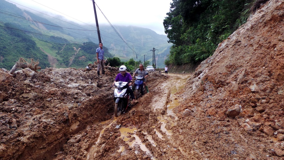 Kinh hãi cảnh hàng chục ô tô bị lũ cuốn, đất vùi ngổn ngang - 6 Đường tạm thông, nhiều đoạn chỉ xe máy vượt qua được.