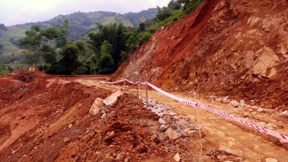 Kinh hãi cảnh hàng chục ô tô bị lũ cuốn, đất vùi ngổn ngang - 5 Đường lên huyện Trạm Tấu sạt lở nghiêm trọng. Nhiều đoạn, taluy bằng kim loại bị cuốn bay, thay vào đó, lực lượng chức năng dùng cọc tre và dây để cảnh báo.