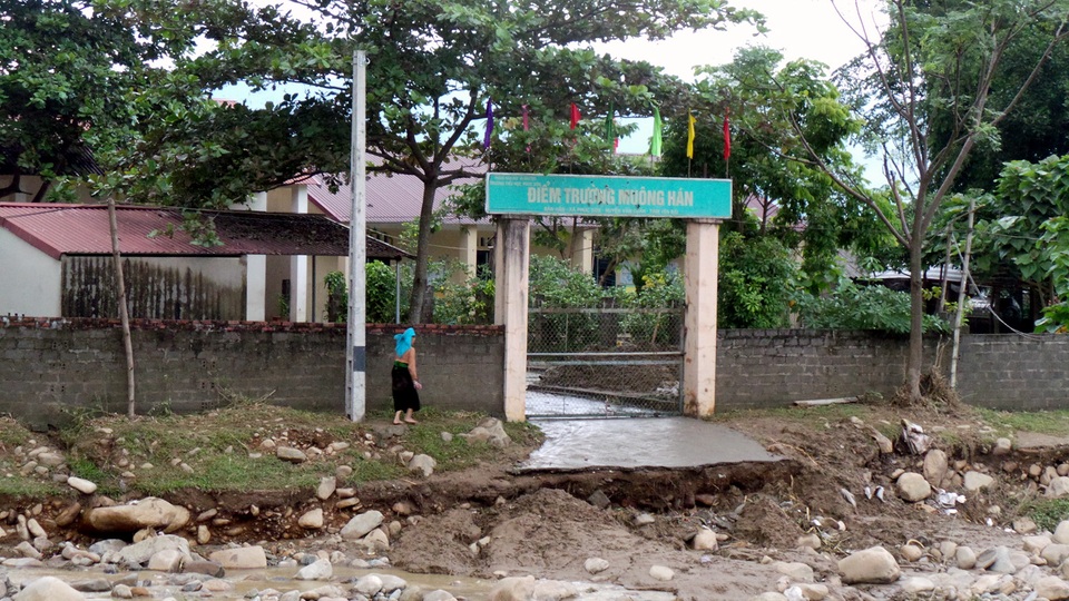 Yên Bái: Tan tác dọc suối Thia, huyện Trạm Tấu vẫn bị cô lập - 7 Đường vào Điểm trường Muông Hán (trường tiểu học Phúc Sơn) bị sạt lở nghiêm trọng.