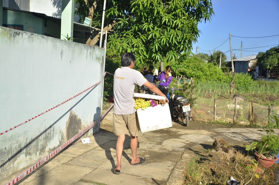 5 căn nhà ở Sài Gòn bị “hà bá” nuốt chửng - 4 Người dân di chuyển những tài sản còn sót lại ra khỏi căn nhà
