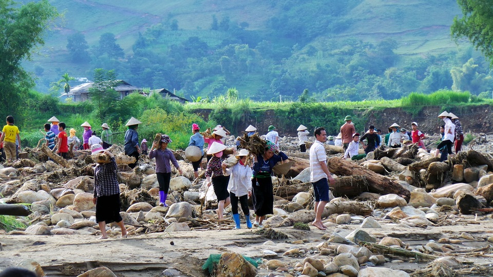 Yên Bái: Tan tác dọc suối Thia, huyện Trạm Tấu vẫn bị cô lập - 6 Chiều 12/10, người dân xã Hạnh Sơn nô nức ra suối nhặt gỗ.