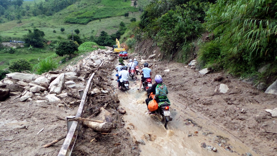 Kinh hãi cảnh hàng chục ô tô bị lũ cuốn, đất vùi ngổn ngang - 15 Đất đá được san gạt, lòng đường thành dòng suối thoát nước.