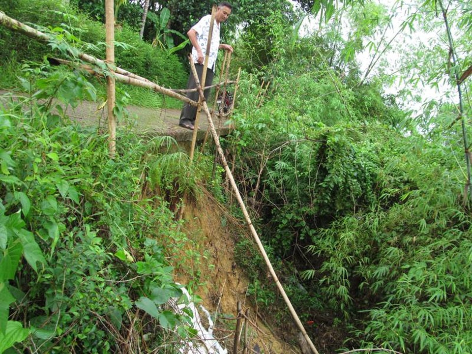 Bờ sông sạt lở, dân sống trong thấp thỏm - 1 Người dân bất an sống bên dòng sông bị sạt lở ngày càng nghiêm trọng