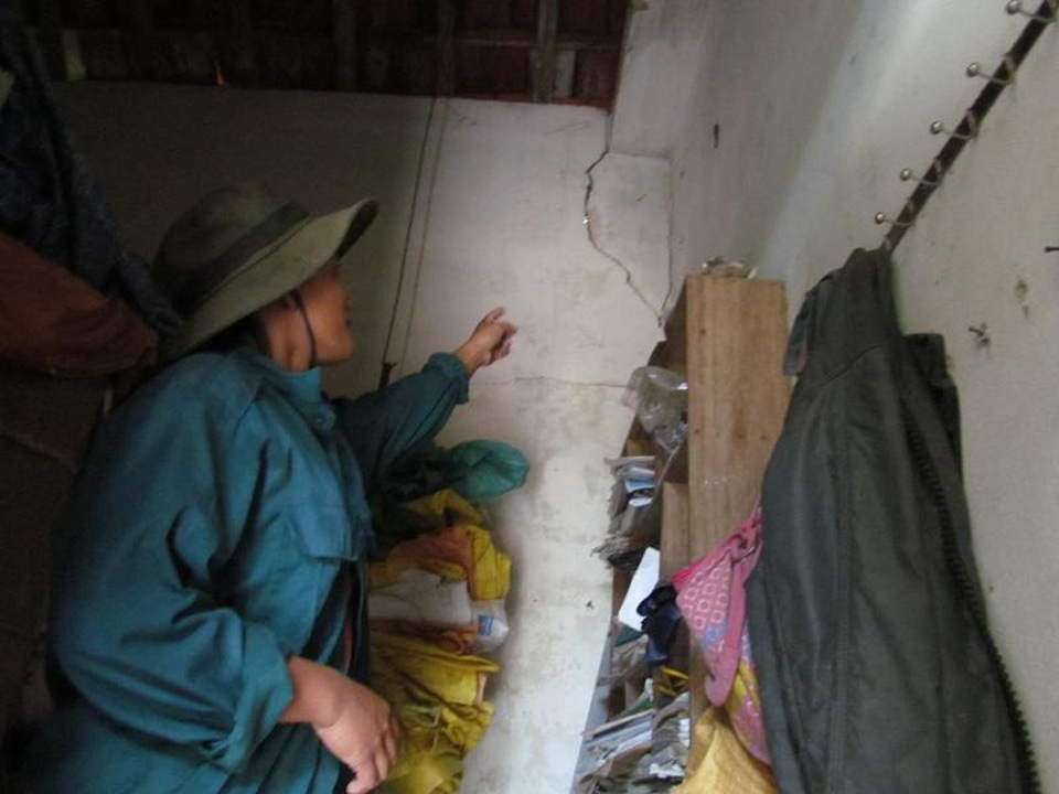 Bờ sông sạt lở, dân sống trong thấp thỏm - 3 Nhà dân gần khu vực sông bị nứt có phần nguyên nhân từ sạt lở