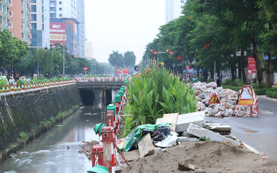 Hà Nội: Nơm nớp lo khi đi qua đường liên tục sạt lở - 10 Hà Nội: Nơm nớp lo khi đi qua đường liên tục sạt lở - 10