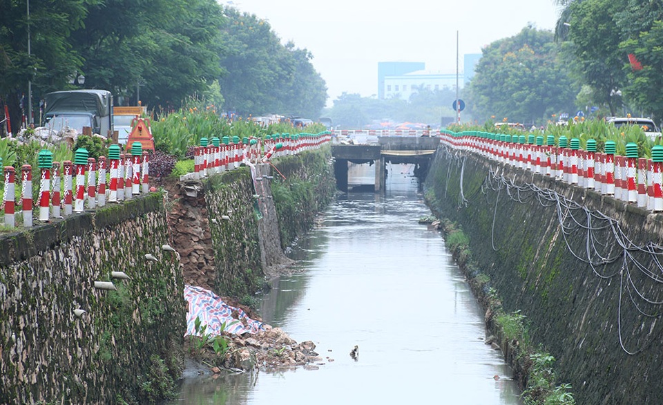 Hà Nội: Nơm nớp lo khi đi qua đường liên tục sạt lở - 13
Hai điểm sạt lở chỉ cách nhau vài mét.