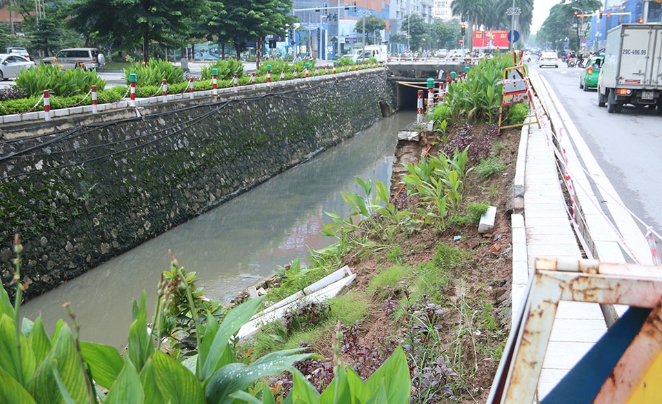 Hà Nội: Nơm nớp lo khi đi qua đường liên tục sạt lở - 9
Toàn bộ phần đường sạt lở được căng dây cảnh báo đề phòng tai nạn.