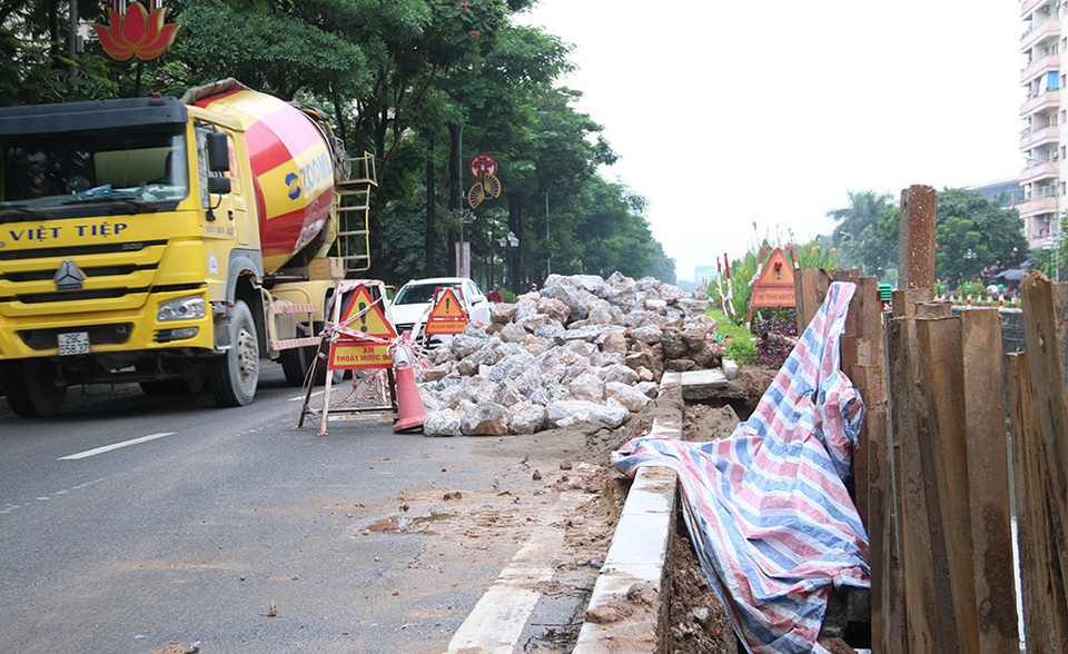 Hà Nội: Nơm nớp lo khi đi qua đường liên tục sạt lở - 1
Thời gian gần đây, người dân khi đi qua đường Nguyễn Cơ Thạch (đoạn đối diện chung cư CT3A, phường Mỹ Đình II, quận Nam Từ Liêm, Hà Nội) không khỏi lo sợ bởi một đoạn dài trên 7 m sạt lở xuống mương nước. Mới đây, trên con đường này lại xuất hiện thêm 2 điểm sạt lở mới có chiều dài hàng chục mét và ăn sâu vào bên trong phần đường nhựa.