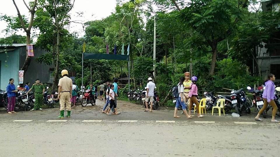 Đưa ra 8 thi thể, đang tìm kiếm 10 người còn lại trong vụ sạt lở - 8
Để đi vào hiện trường vụ sạt lở, mọi phương tiện đều phải dừng từ quốc lộ 6, sau đó các lực lượng phải đi bộ vào khoảng 1km theo đường đất lầy lội. (Ảnh: Đàm Quang)