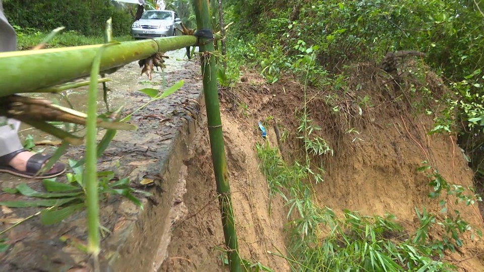 Phấp phỏng sống bên bờ sông bị sạt lở nghiêm trọng - 3 Người dân luôn phập phồng, lo lắng mỗi khi đi lại trên đường dân sinh bị sạt lở